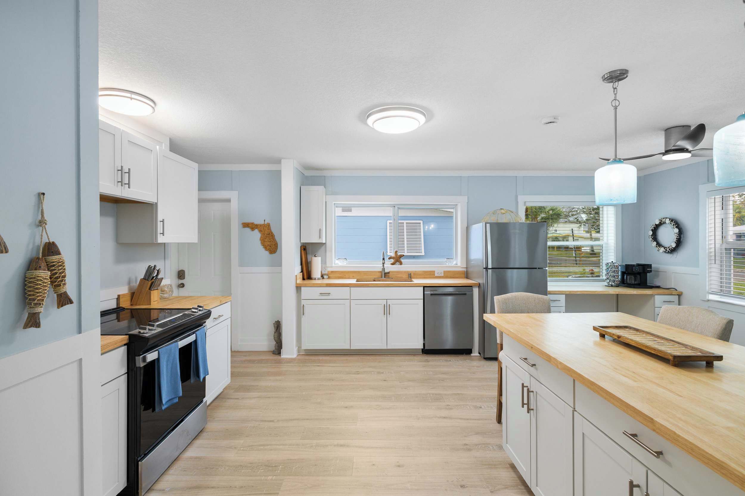 Kjøleskap, ovn, kokeplater og oppvaskmaskin