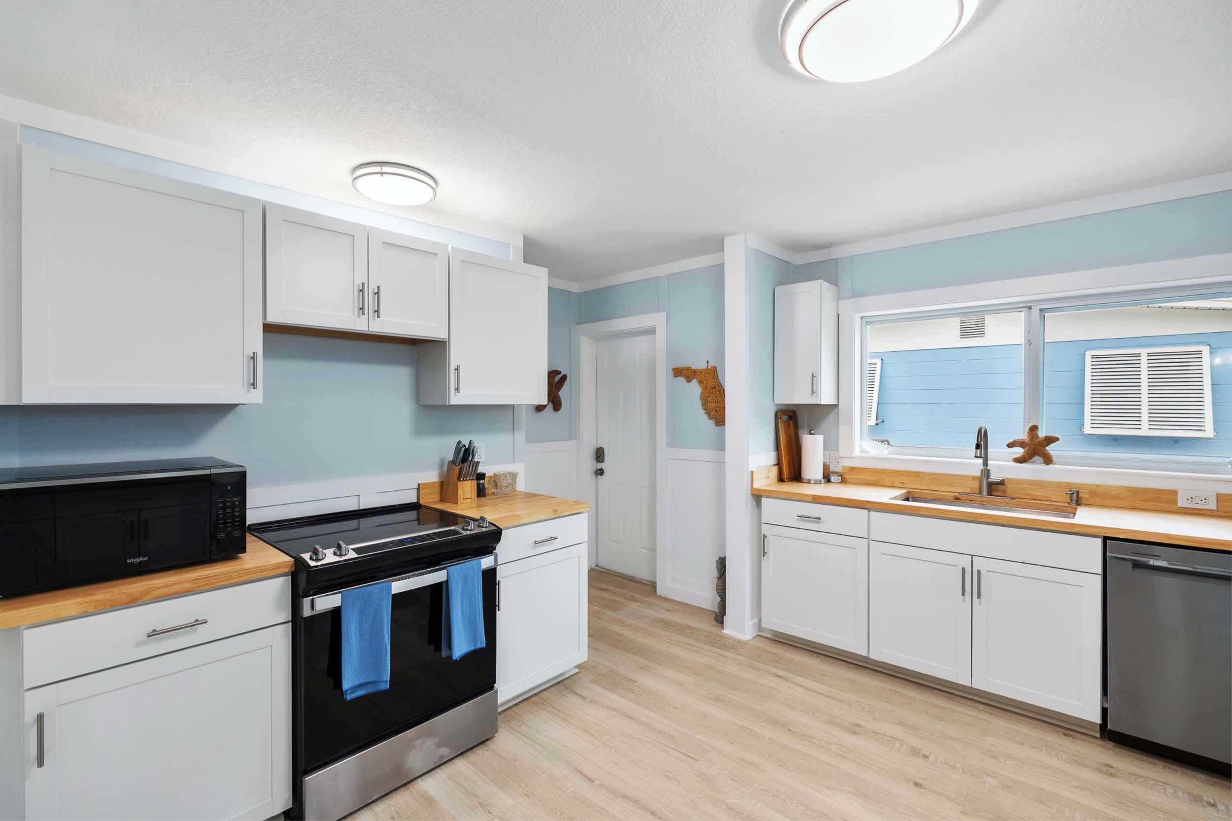 Kylskåp, ugn, spishäll och diskmaskin