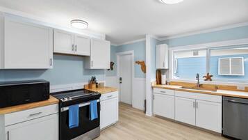 Kylskåp, ugn, spishäll och diskmaskin