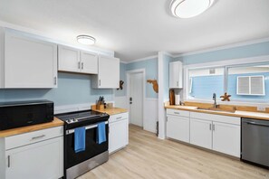 Kylskåp, ugn, spishäll och diskmaskin