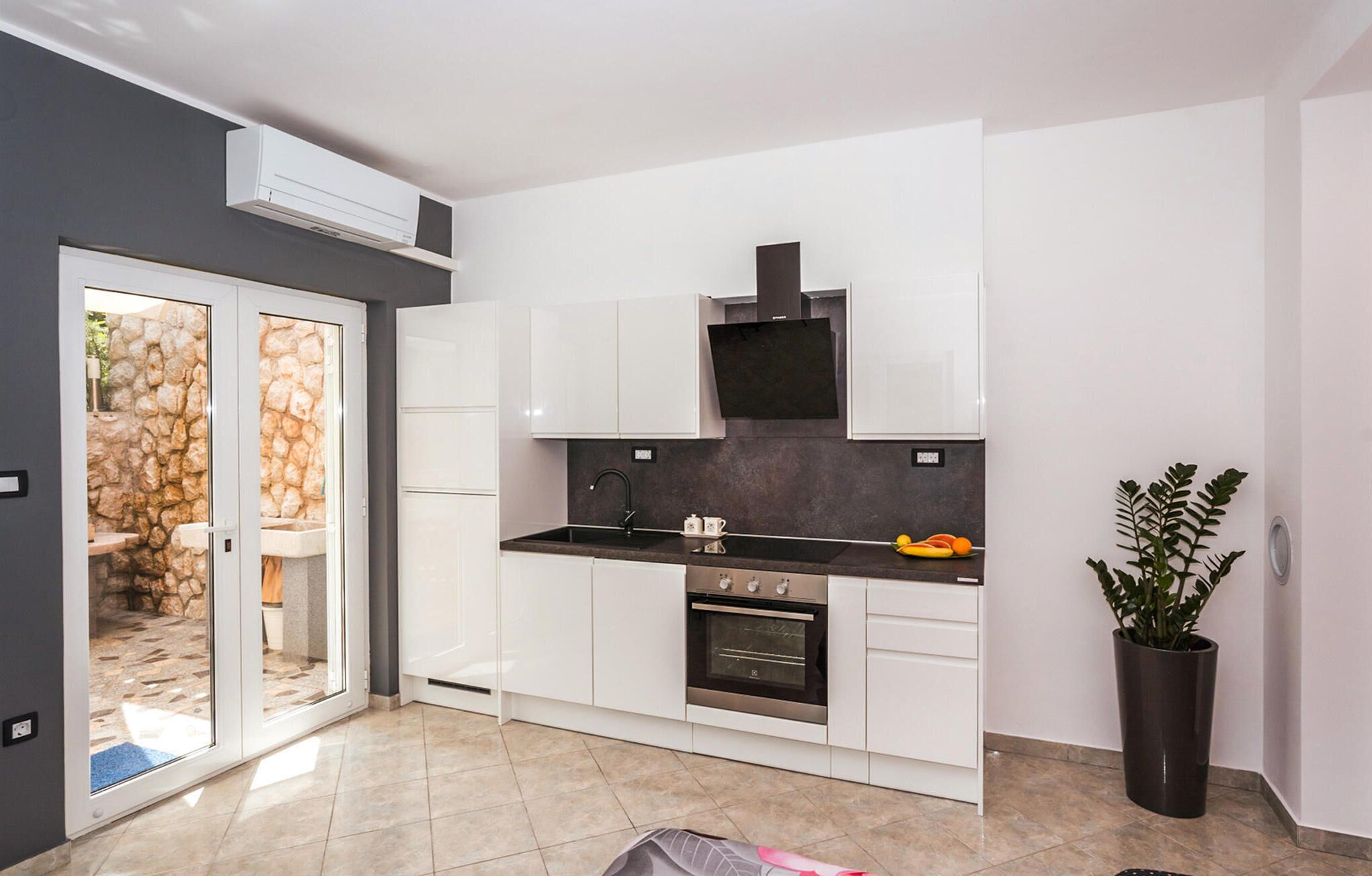 Een koelkast, een oven, een kookplaat, een vaatwasser