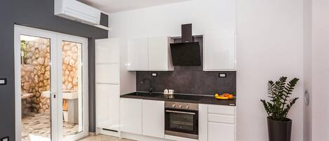 Een koelkast, een oven, een kookplaat, een vaatwasser