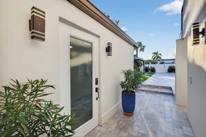 Exterior detail - Paradise by the Sea - Cottage  (Lauderdale-by-the-Sea)