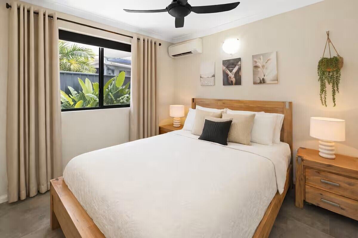 4 dormitorios, escritorio, tabla de planchar con plancha y cuna de viaje