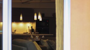 A modern interior with a sofa and a dining area. - ☆High quality ☆Cozy ☆Rain shower ☆Terrace ☆Garden house ☆Parking space (Neustadt/Harz)