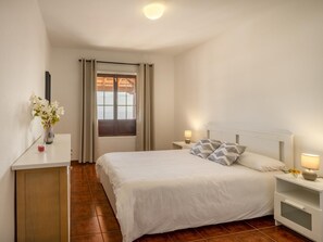 2 bedrooms, iron/ironing board, Internet, bed sheets