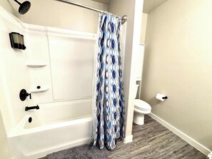 Shower, hair dryer, towels - Canyon Casita - 3BR/2BA - Family Friendly (Lubbock)