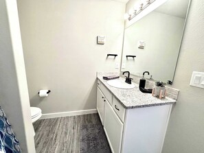 Shower, hair dryer, towels - Canyon Casita - 3BR/2BA - Family Friendly (Lubbock)