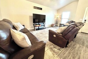 TV, offices - Canyon Casita - 3BR/2BA - Family Friendly (Lubbock)