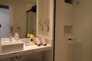 Shower, hair dryer, towels, soap - Ape Ben Jor: a 5-minute walk from Copacabana Beach (Rio de Janeiro)