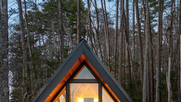 A modern cabin with a large glass front, wooden deck, and a fireplace. - Romantic Couples A-Frame · Hot Tub ·Outdoor Shower (Dahlonega)