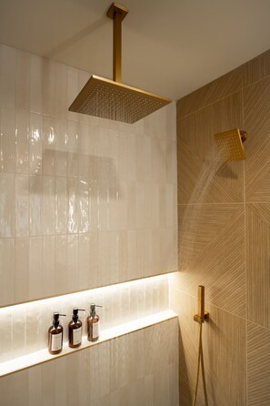 Een douche, een haardroger, handdoeken, zeep