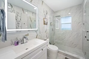 Hair dryer, towels, soap, toilet paper - Modern 2BR house near Design District MIA (Miami)
