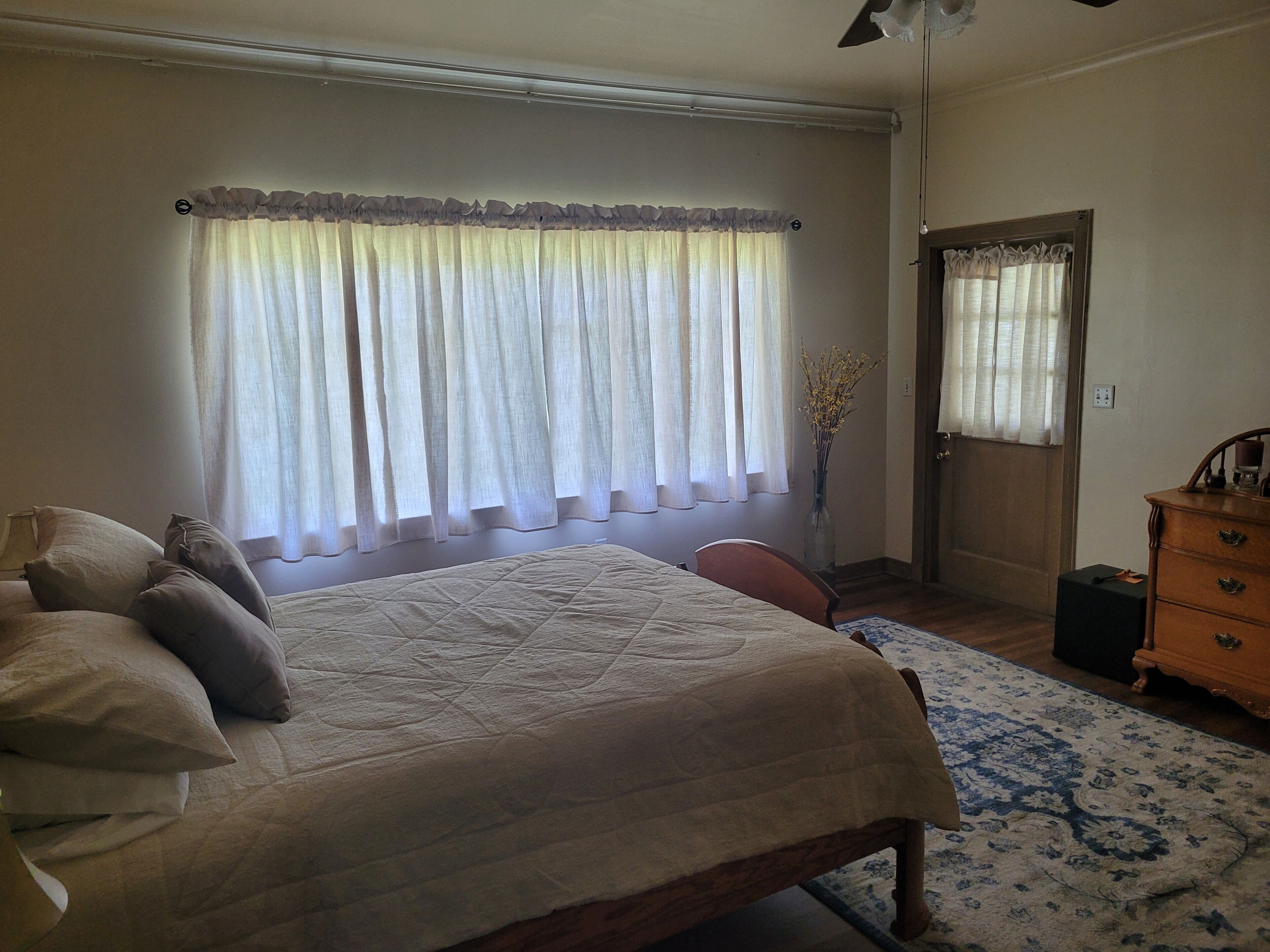 Iron/ironing board, WiFi, bed sheets