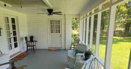 Peaceful historic 3-bedroom house in Glen Rose.