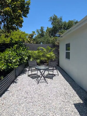 Outdoor dining - Cozy 1BR house near Design District MIA (Miami)