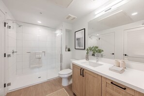Hair dryer, towels, soap, shampoo - Contemporary King Suite｜Pool, Spa & Rooftop Deck (Montclair)