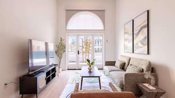 Een smart-tv, tafelvoetbal en een tafeltennistafel