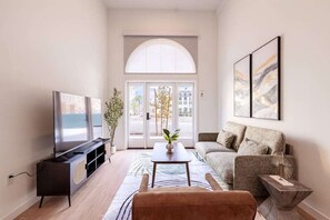 Een smart-tv, tafelvoetbal en een tafeltennistafel