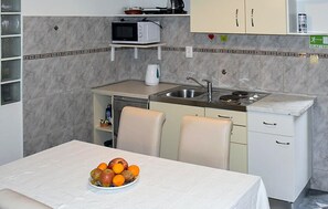 Kühlschrank, Ofen, Herdplatte, Kochgeschirr/Geschirr/Besteck