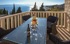 Outdoor dining - Amazing apartment in Omis with house sea view (Omis)