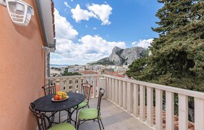 Outdoor dining - Amazing apartment in Omis with house sea view (Omis)
