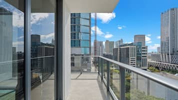 Apartamento, 2 quartos, vista para a cidade | Sacada