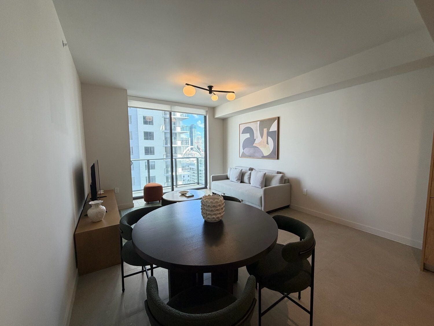 Apartamento urbano, vista para a cidade | Sala de jantar