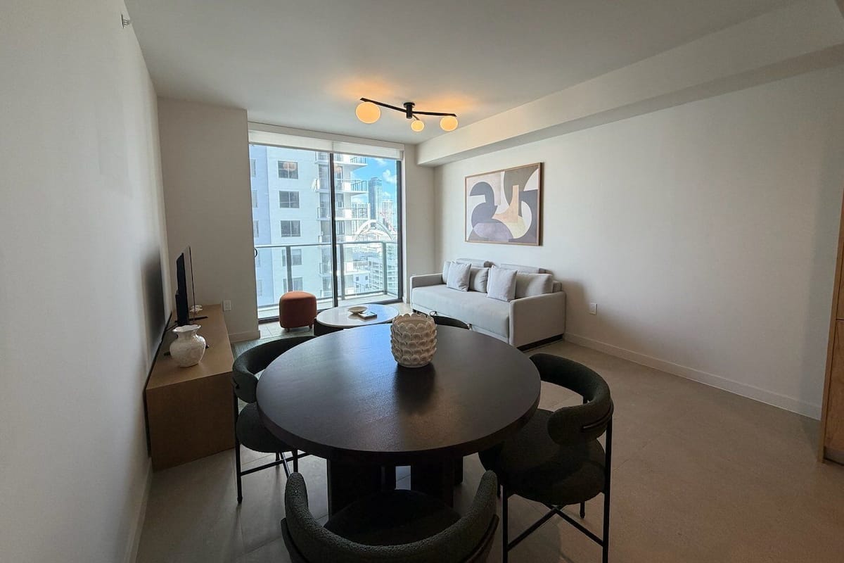 Apartamento urbano, vista para a cidade | Sala de jantar