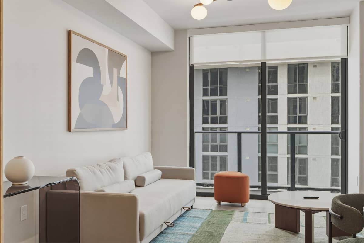 Căn hộ tiện nghi đơn giản, quang cảnh thành phố | Khu phòng khách