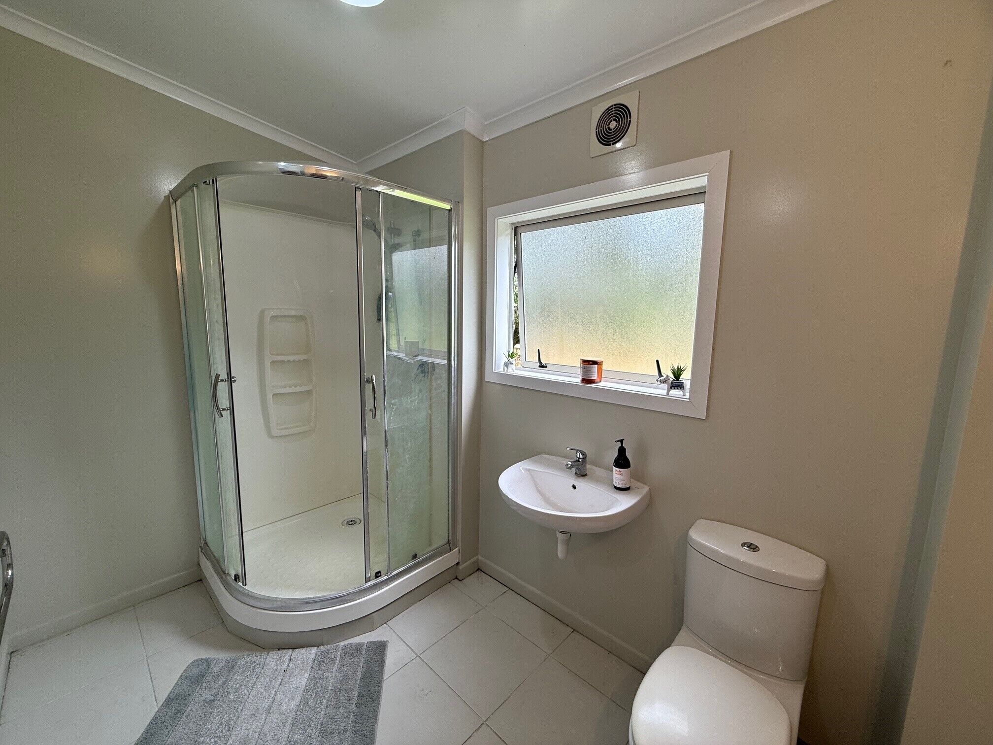 Ducha, toallas, jabón, papel higiénico