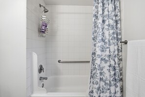 Hair dryer, towels, soap, toilet paper - Cozy 2-bedroom house in Vancouver perfect travelers! (Vancouver)
