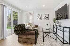 Smart TV - Cozy 2-bedroom house in Vancouver perfect travelers! (Vancouver)