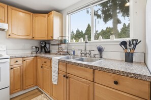 Coffee/tea maker, fridge, microwave, oven - Cozy 2-bedroom house in Vancouver perfect travelers! (Vancouver)