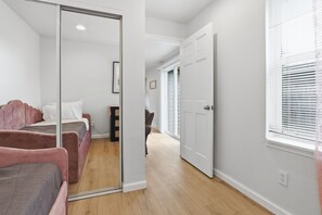 2 bedrooms, iron/ironing board, WiFi, bed sheets - Cozy 2-bedroom house in Vancouver perfect travelers! (Vancouver)