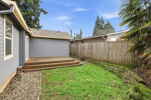 Terrace/patio - Cozy 2-bedroom house in Vancouver perfect travelers! (Vancouver)