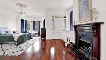 5 bedrooms, free WiFi, bed sheets