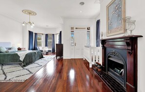 5 bedrooms, free WiFi, bed sheets - Spacious Victorian Family Home with Pool in Leafy Hawthorn (Hawthorn)