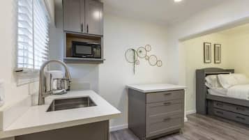 Tabla de planchar con plancha, wifi y ropa de cama