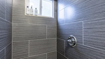 Regadera, secadora de cabello, toallas