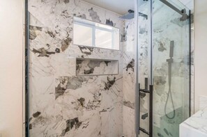 Shower, hair dryer - @Marbella Lane -  Charming Tranquil Hideaway (Yucca Valley)