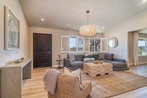 TV - @Marbella Lane -  Charming Tranquil Hideaway (Yucca Valley)