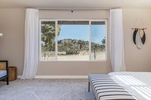 4 bedrooms, iron/ironing board, WiFi, bed sheets - @Marbella Lane -  Charming Tranquil Hideaway (Yucca Valley)