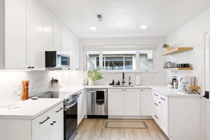 Fridge, microwave, oven, stovetop - Marbella Lane - 3BR Designer near Valley Fair (San Jose)