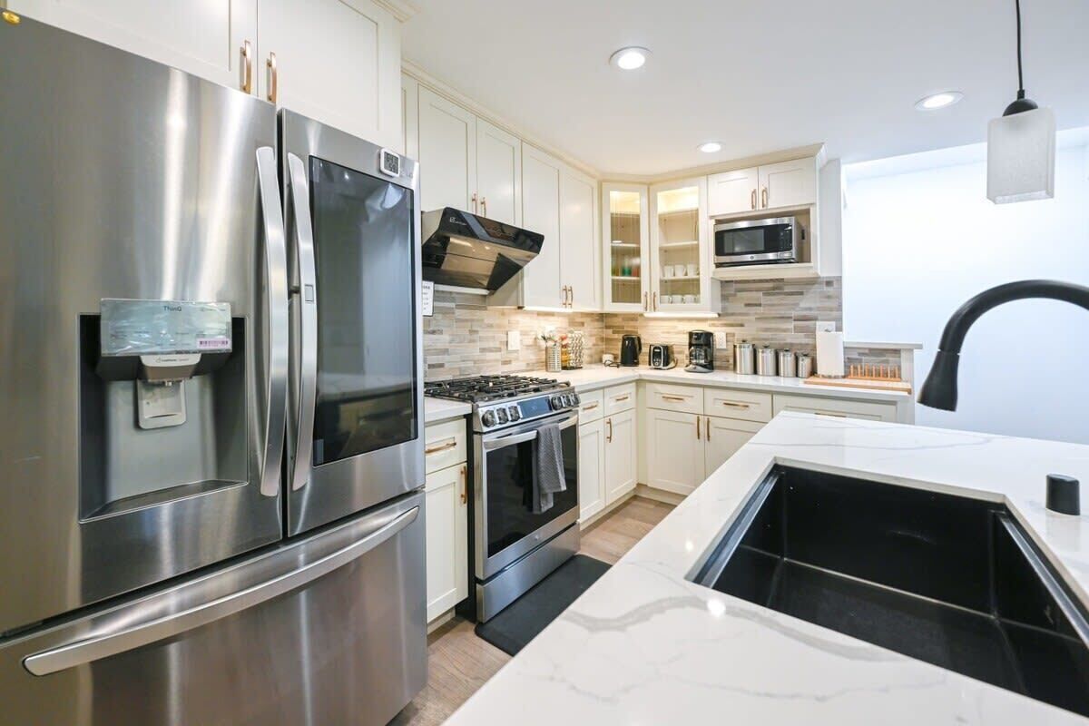 Jääkaappi, mikroaaltouuni, uuni, liesi