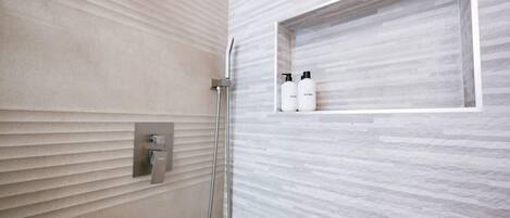 Douche, sèche-cheveux, serviettes fournies