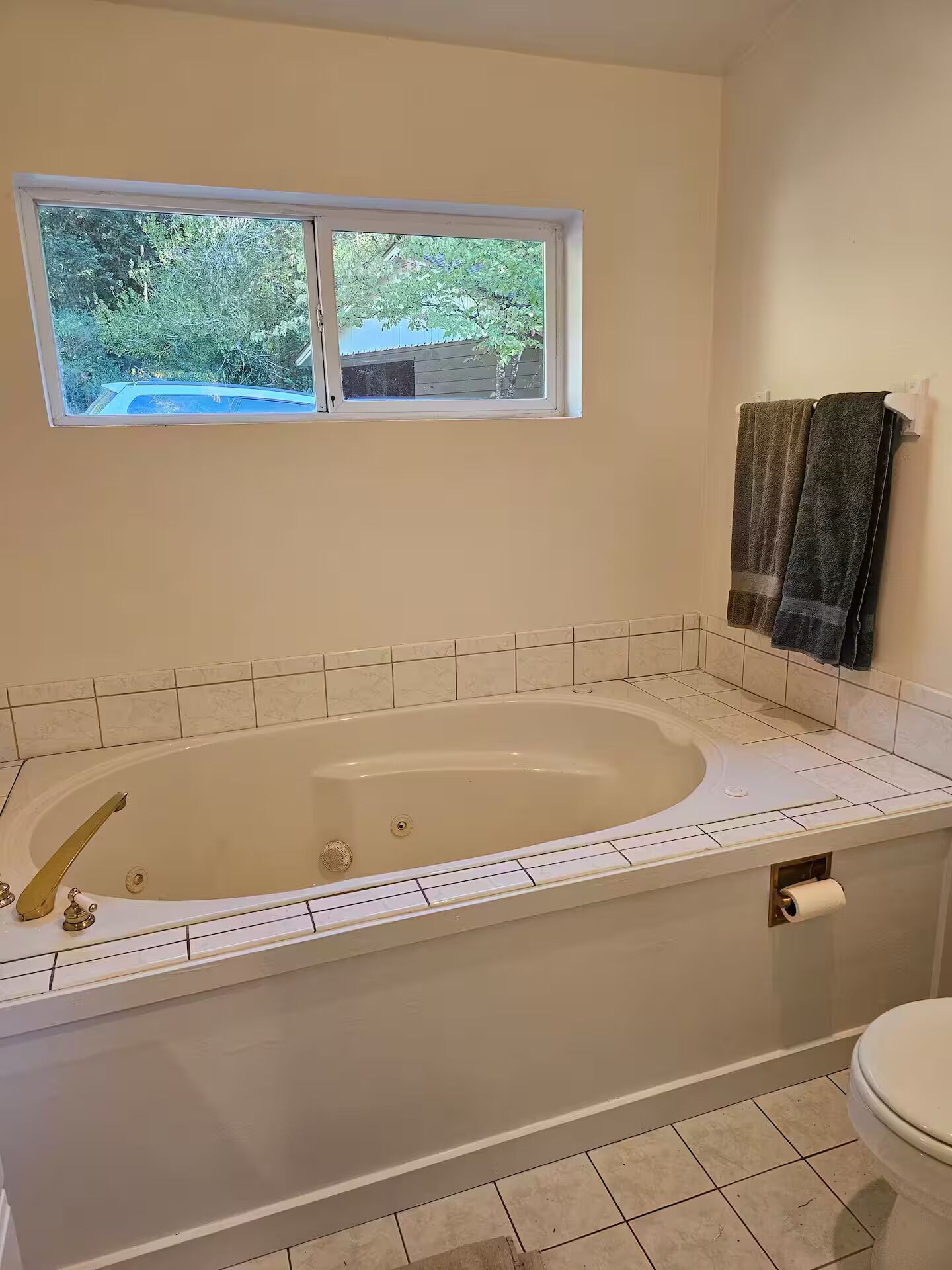 Shower, jetted tub, eco-friendly toiletries, towels