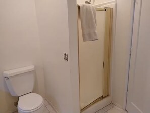 Suihku, poreamme, ympäristöystävälliset hygieniatuotteet, pyyhkeet