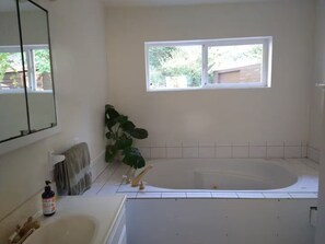 Shower, jetted bath, eco-friendly toiletries, towels - Amazing 1-bedroom apartment in Miranda perfect for your getaway (Miranda)