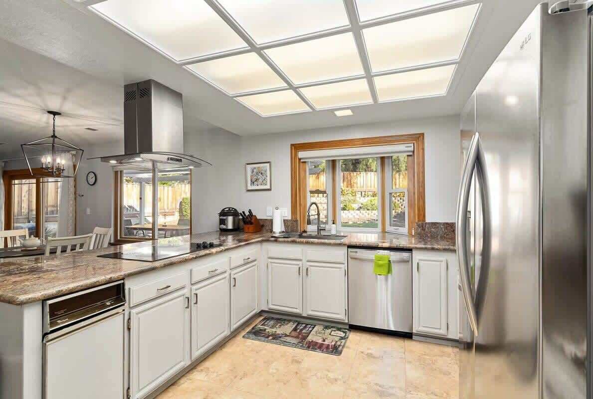 Kjøleskap, mikrobølgeovn, ovn og kokeplater